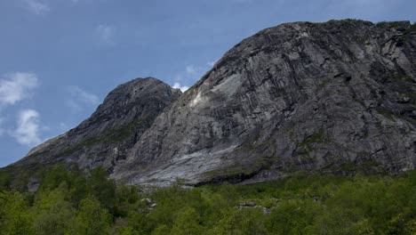 timelapse de una montaña en noruega por donde pasan las nubes.