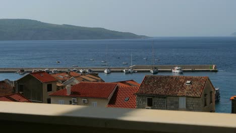 Weißwein-Trinken-Mit-Blick-Auf-Mediterrane-Altstadt,-Meer-Und-Hafen