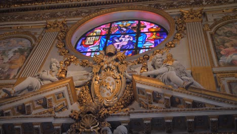 Vista-Cinematográfica-Del-Techo-Y-El-Interior-De-La-Famosa-Basílica-De-Santa-Maria-Maggiore-En-Roma,-Italia