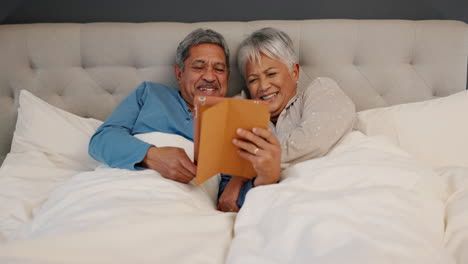 Tablet,-Liebe-Und-älteres-Paar-In-Einem-Bett-Lachen