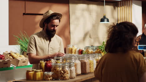 un hombre vegano compra comida en paquetes sin plástico.