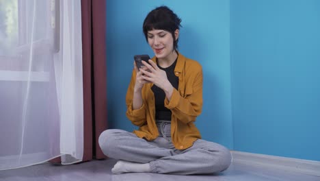 Young-woman-texting-with-happy-expression-with-her-boyfriend.