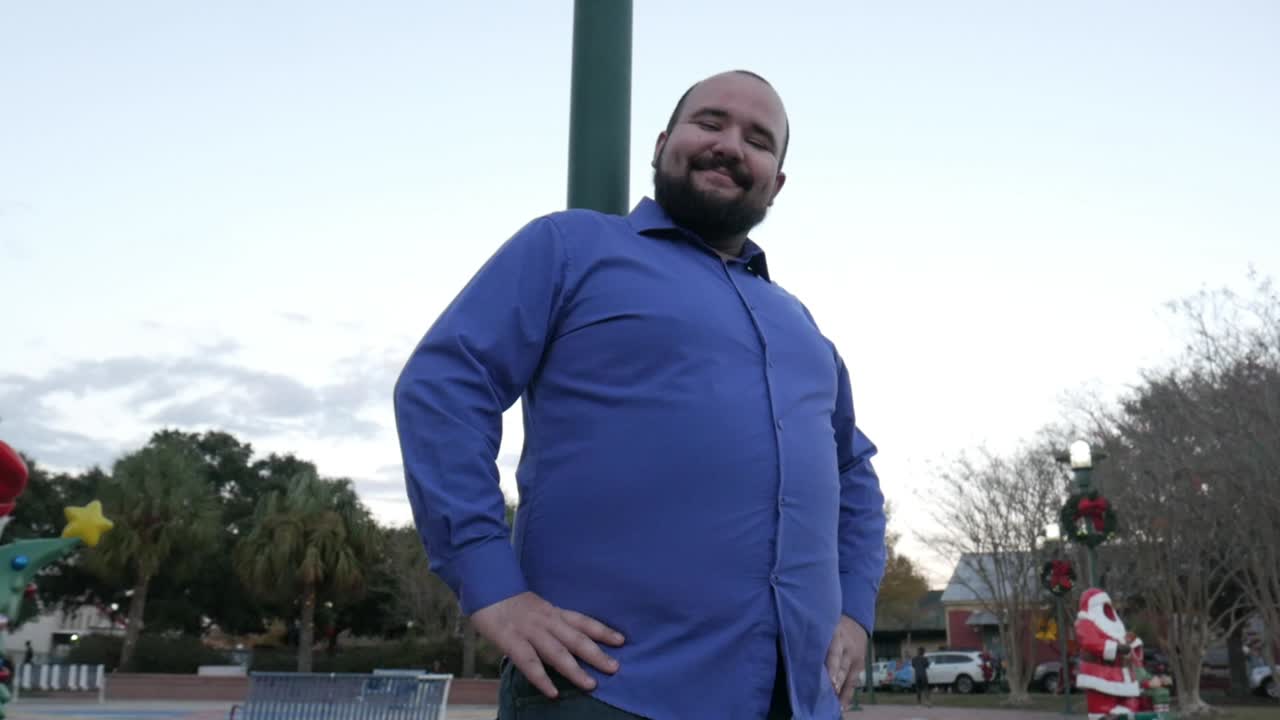 hombre con una camisa azul mirando a la
