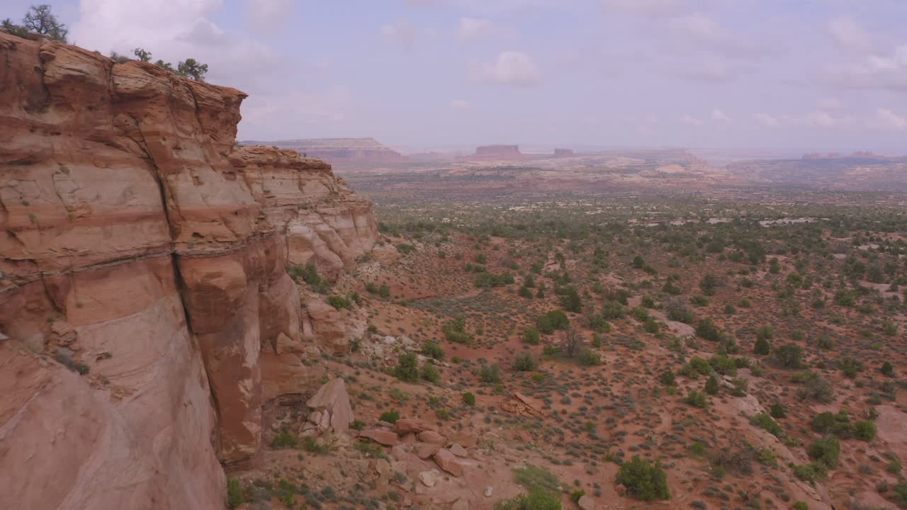 Veduta aerea sopra le vaste formazioni rocciose del deserto di Moab al tramonto - Utah.