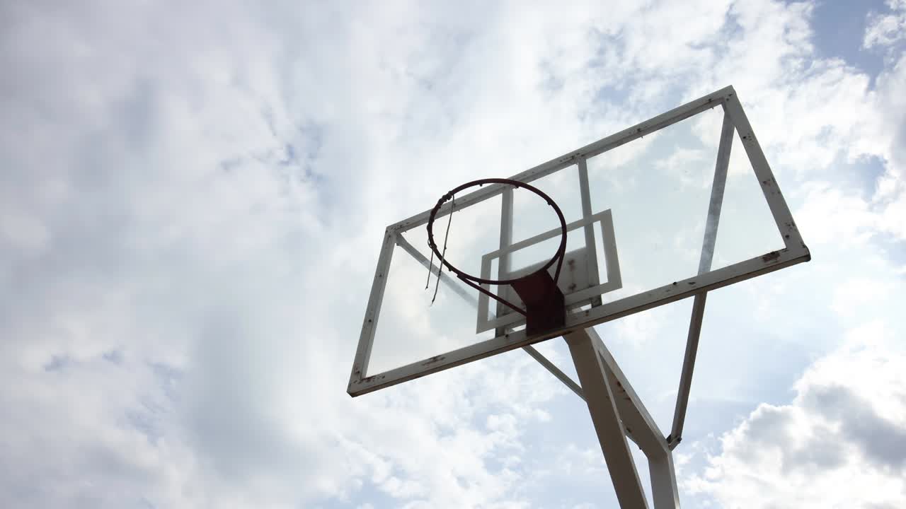 el dramático fondo de nubes en movimiento de un anillo de baloncesto