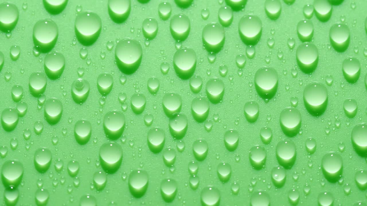 클로즈업 투명한 물방울 텍스처 녹색 크로마 키 배경에 회전