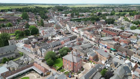 retire o drone, a retaguarda revela newmarket, high street, suffolk, reino unido.