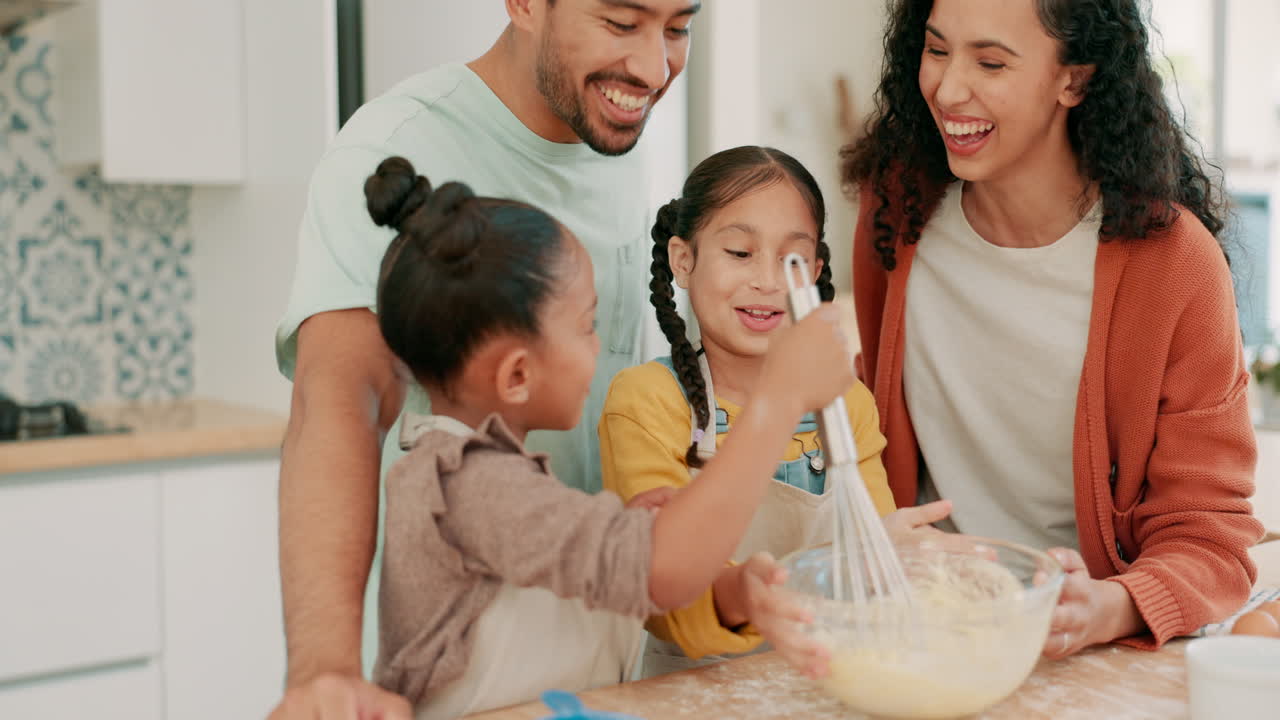 виск, миска и семейная выпечка на кухне