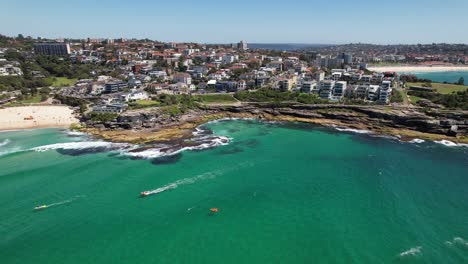 la playa de tamarama con el punto de tamarama durante el día en sídney, nsw, australia - toma de dron