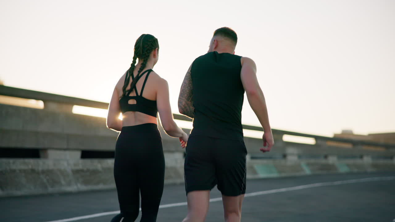 pareja, fitness y correr en la ciudad para hacer ejercicio