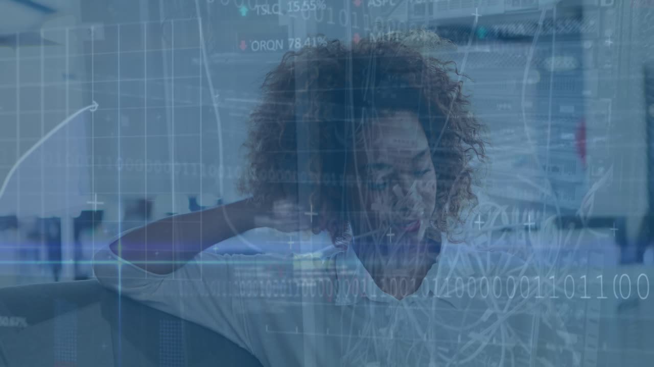 Animação de processamento de dados sobre empresária em escritório