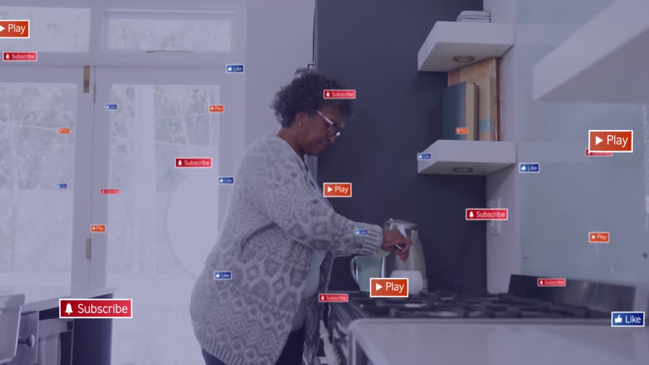 Animação de barras de notificação, mulher afro-americana idosa preparando café na cozinha de casa