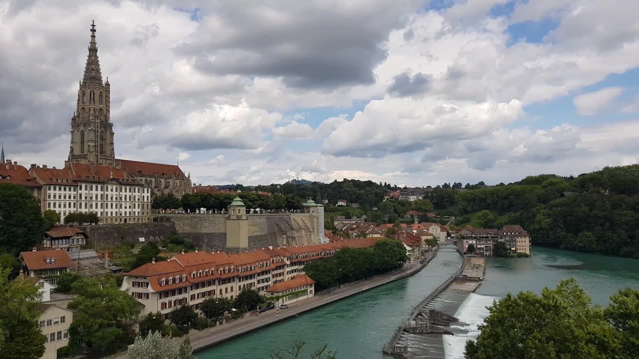 catedral de bern minster y río aare en un día nublado, suiza, vista panorámica
