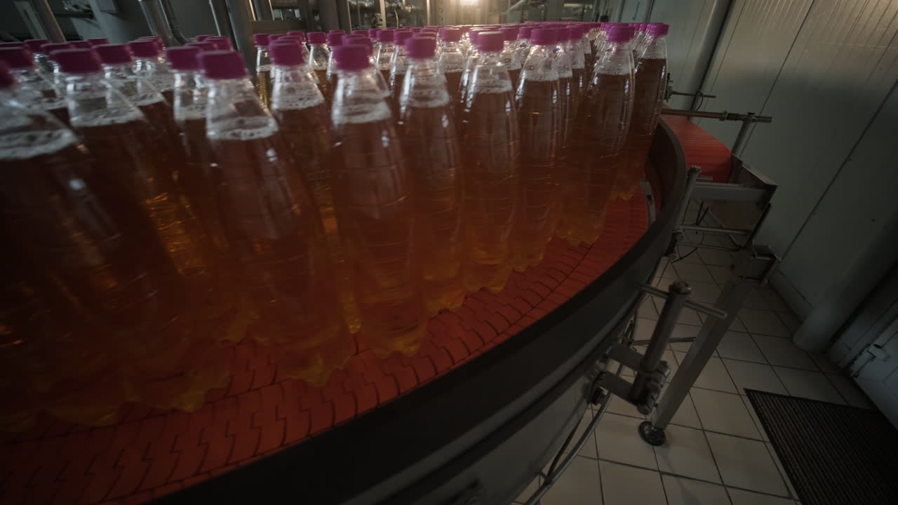 Linha automatizada de engarrafamento de bebidas