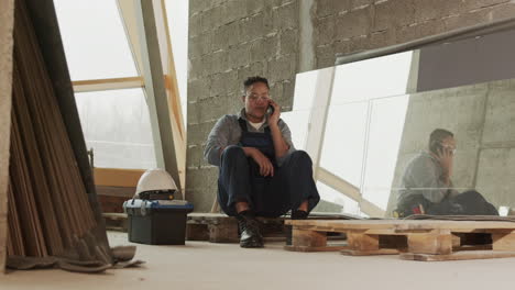 trabajador de la construcción hablando por teléfono móvil