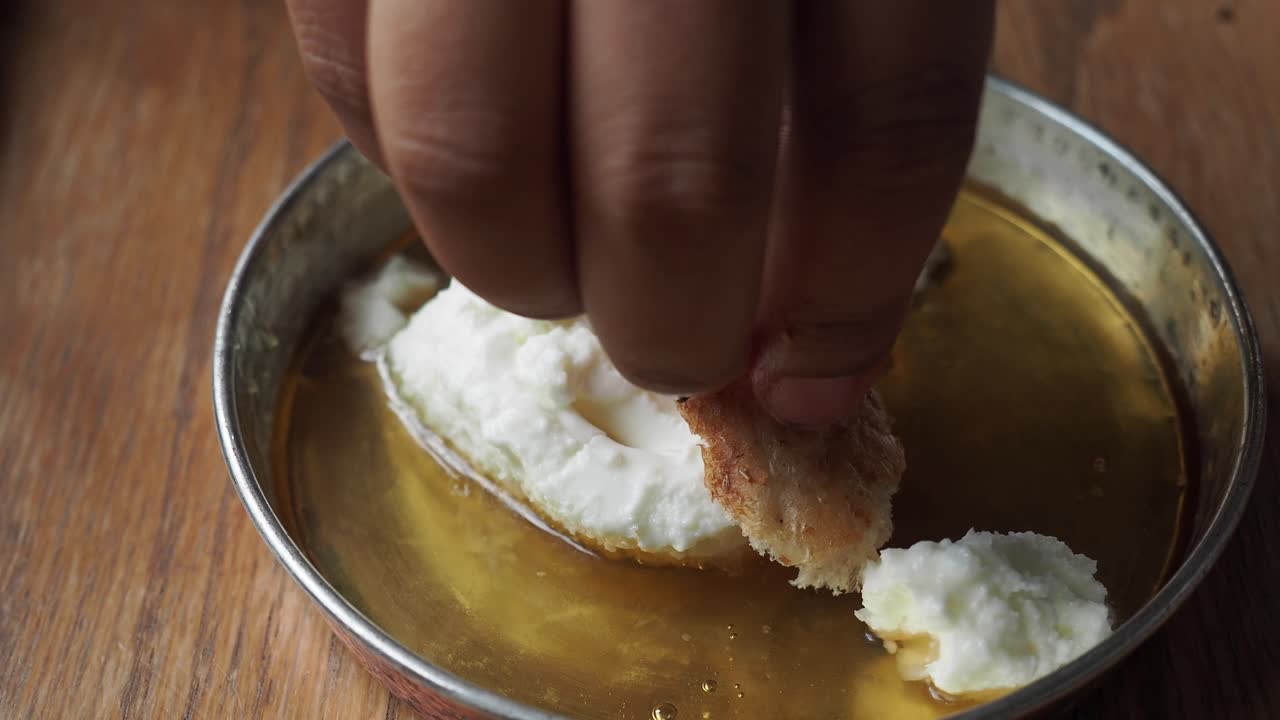 터키 아침 식사: 과 요구르트에 담긴