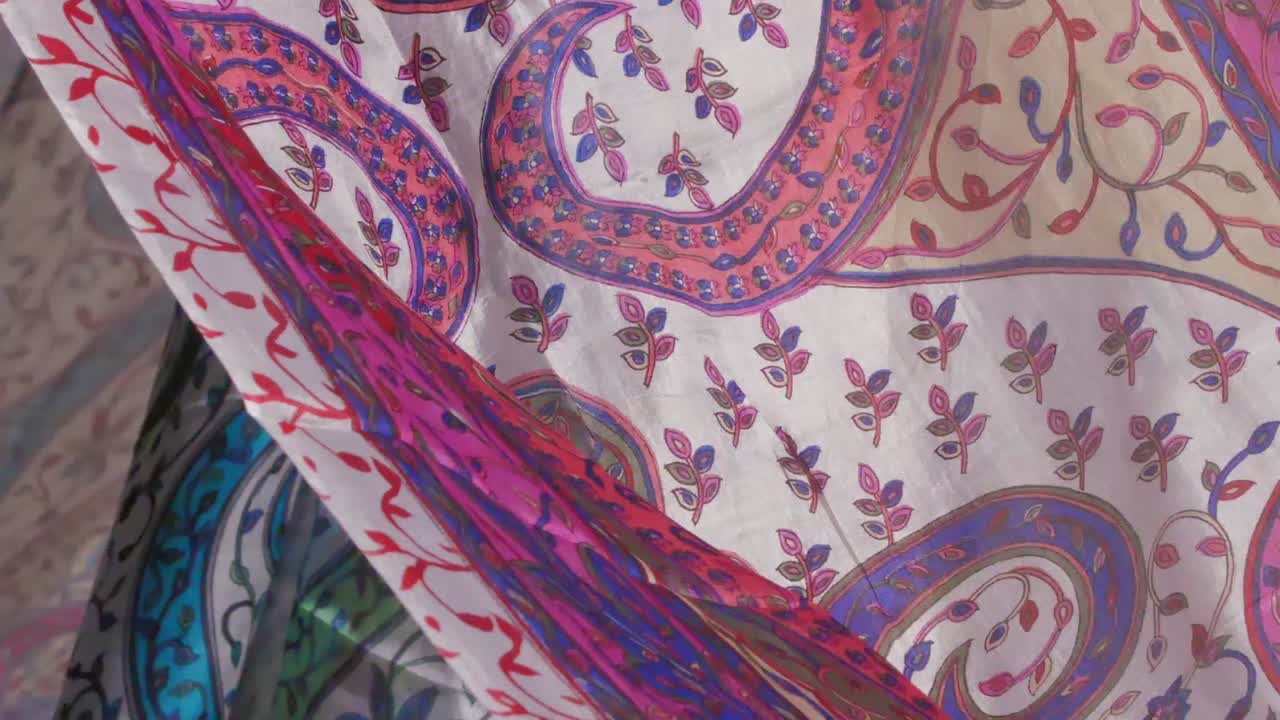 바람에 날리는 실크 01