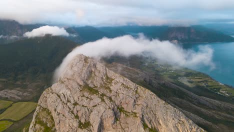 Nubes-Moviéndose-Sobre-Los-Picos-De-Las-Montañas-Y-Entre-Las-Montañas-Mirador-En-Noruega