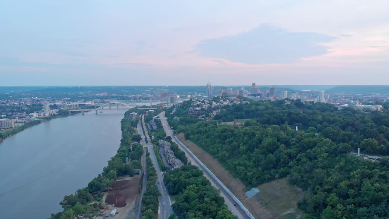 시내타운 신시내티 스카이라인 먼 해가 지는 드론 비디오