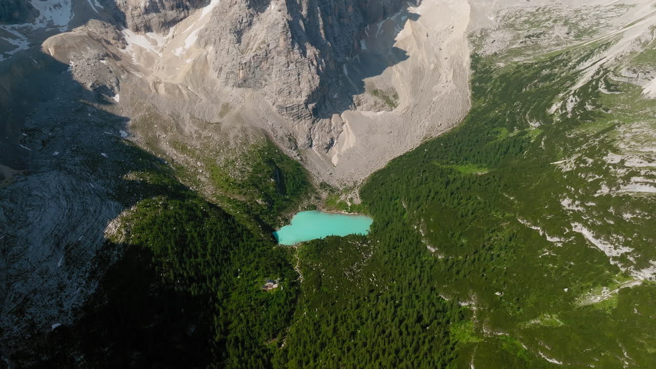 Scatto panoramico con drone del Lago di Sorapis con acqua cristallina color smeraldo nelle Dolomiti, Italia