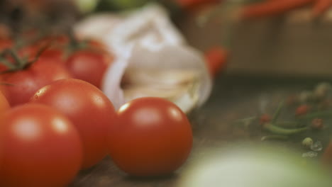 verduras frescas y ajo en tablero de madera