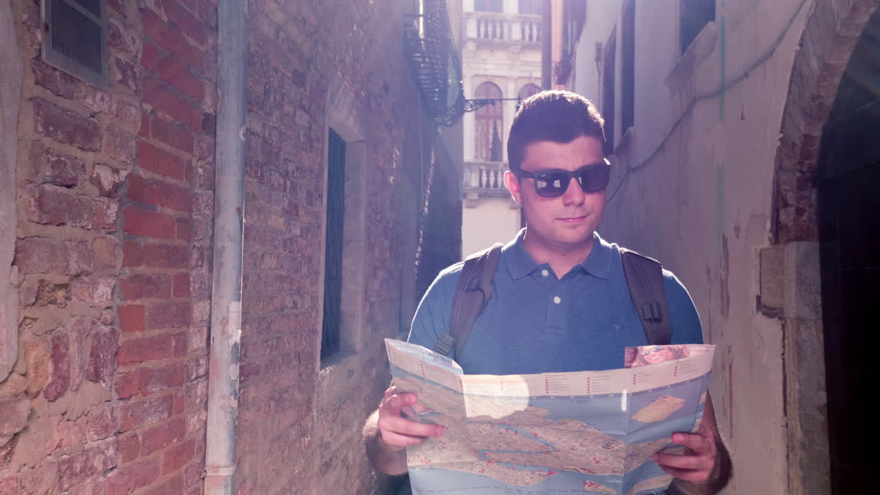 un turista en venecia, italia, leyendo un mapa