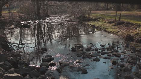 Formación-De-Hielo-Invernal-En-El-Arroyo-Debajo-Del-Puente