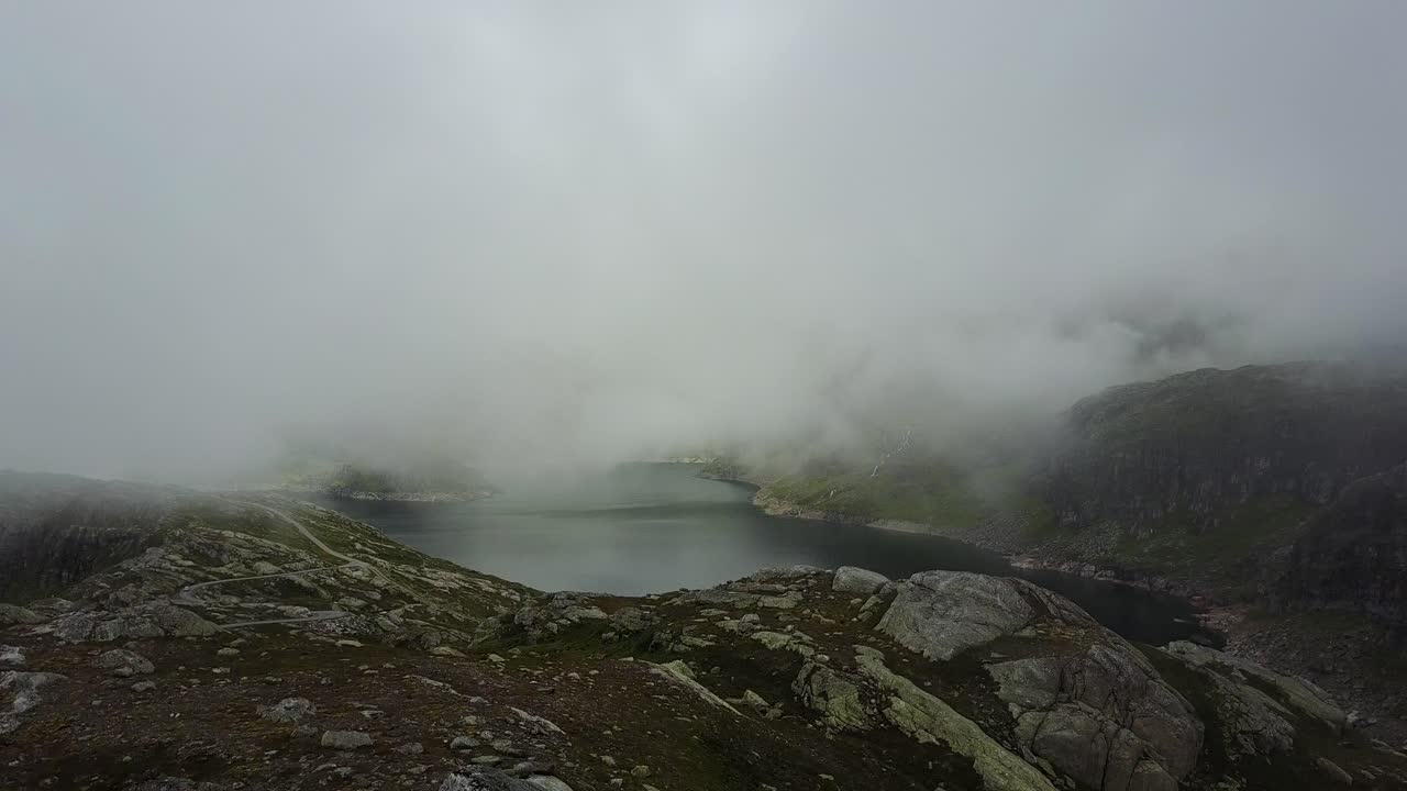 변덕스러운 산에서 솟아올라 호수와 안개가 자욱한 풍경을 보여줍니다.