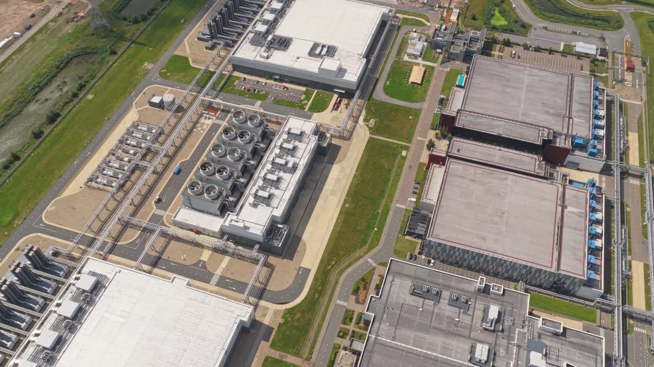 Luftpanorama af IT-infrastruktur, datahub med køleventilatorer, Holland