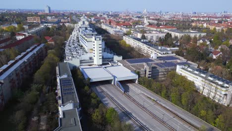la autopista vacía pasa por la casa del túnel