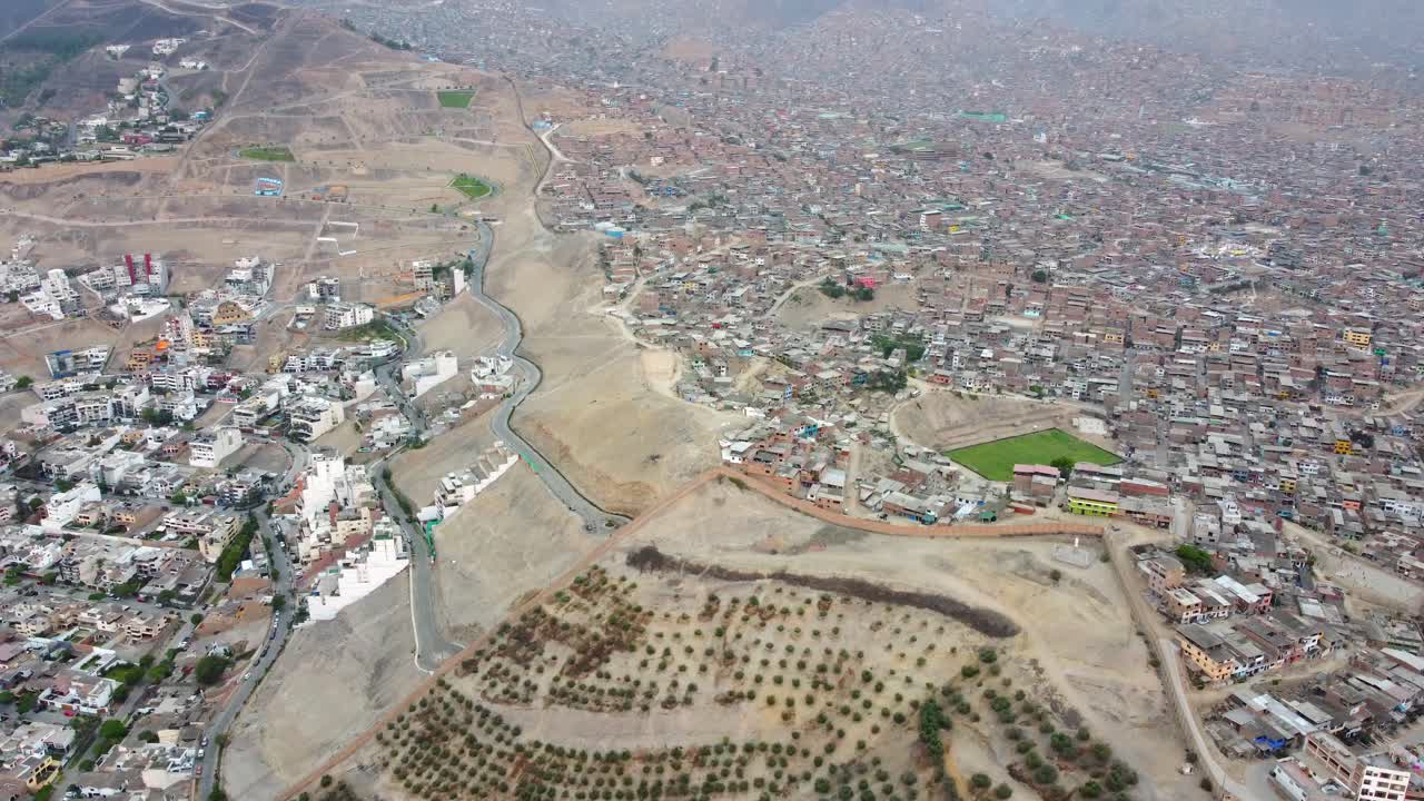 Veduta aerea della divisione sociale e del contrasto urbano a Lima, Perù.