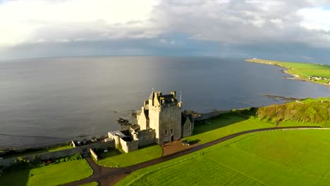 Una-Antena-De-Un-Hermoso-Castillo-Escocés-O-Inglés-A-La-Luz-Del-Atardecer