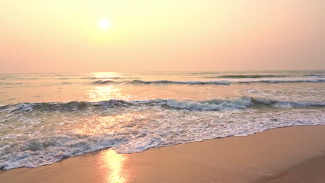 Die-Sonne-Geht-Unter,-Während-Die-Brandung-An-Einem-Einsamen-Tropischen-Strand-Hereinrollt