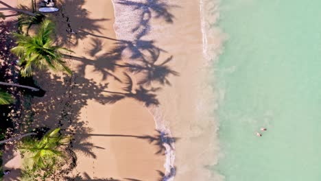 Vista-Panorámica-De-Playa-Bonita-En-Las-Terrenas,-República-Dominicana---Toma-Aérea-De-Drones