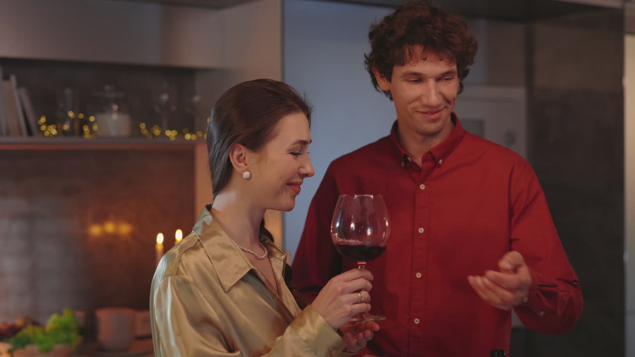 Coppia che si gode un bicchiere di vino rosso insieme a casa