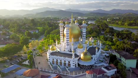 hermosa mezquita en kuala kangsar, malasia durante las horas de oro