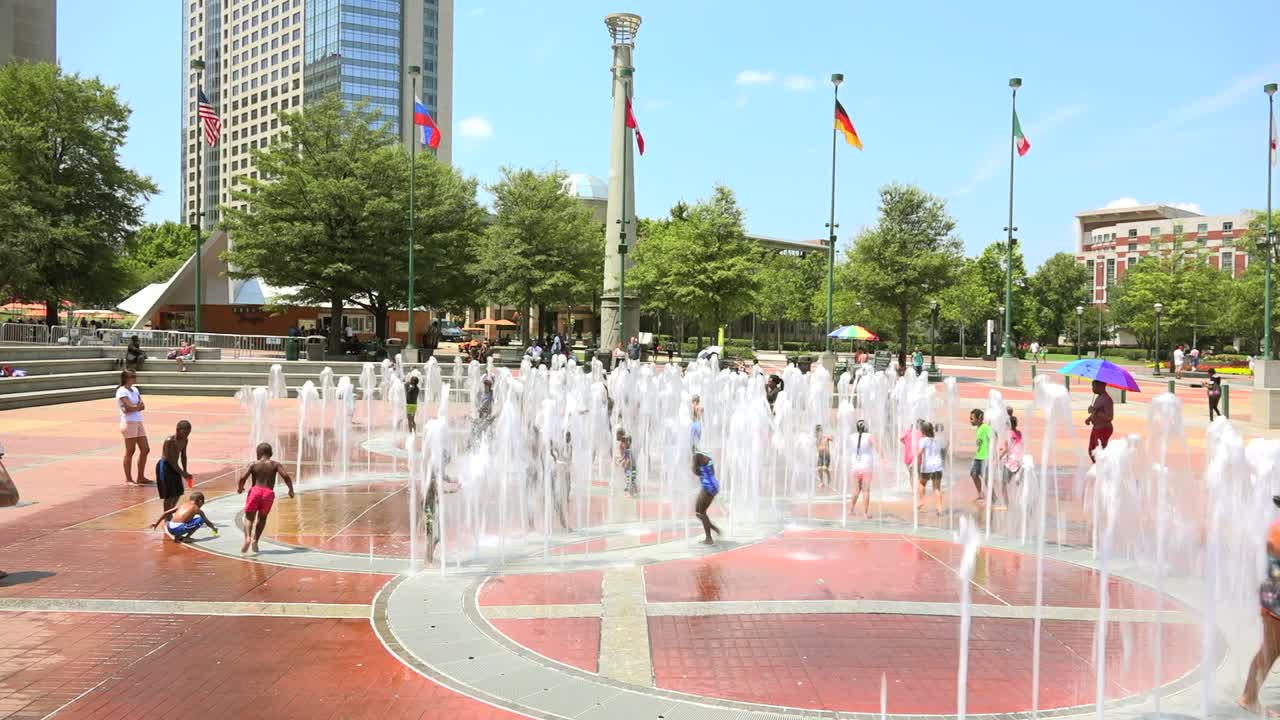 조지아주 애틀랜타 100주년 올림픽 공원의 분수대에서 아이들이 놀고 있습니다.