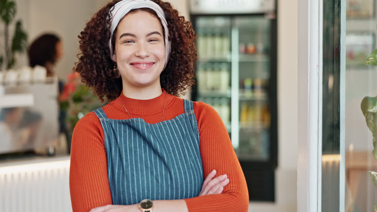 Ritratto di donna sorridente in un caffè