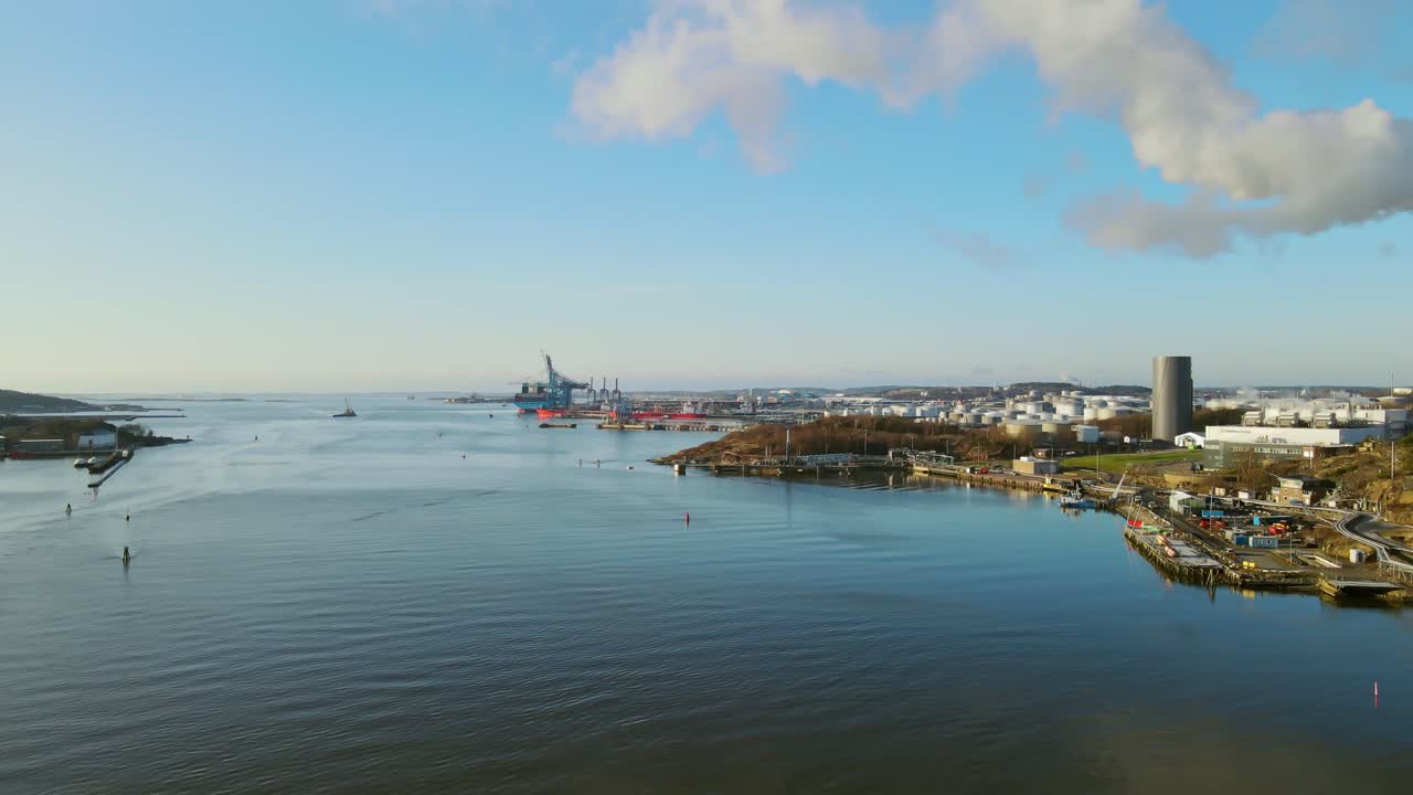 강둑 발전소 굴뚝은 스웨덴 예테보리에서 하얀 두꺼운 연기를 내뿜습니다.