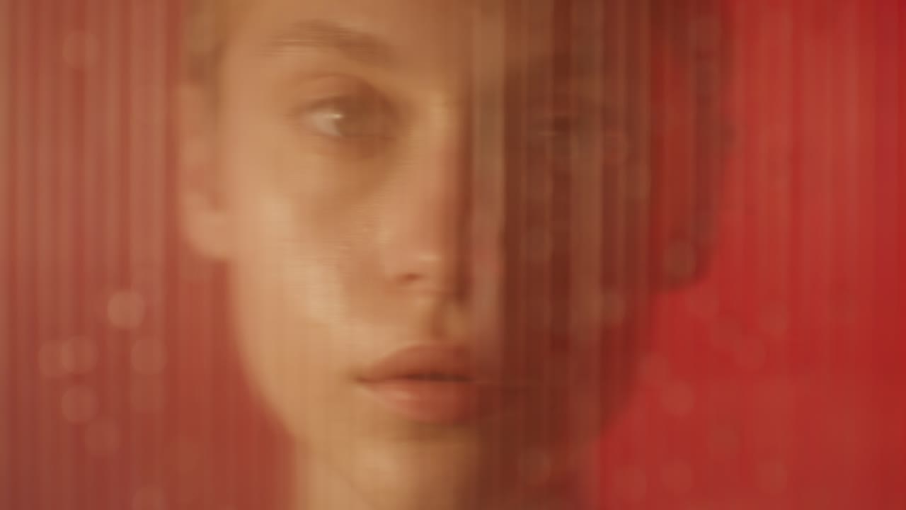 mujer en una ducha roja