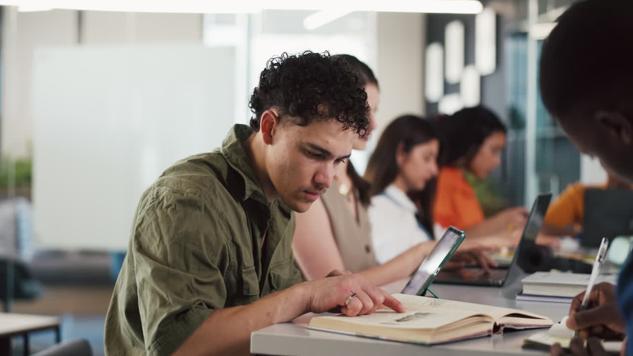 Gruppo eterogeneo di studenti che studiano e apprendono in un'aula moderna.