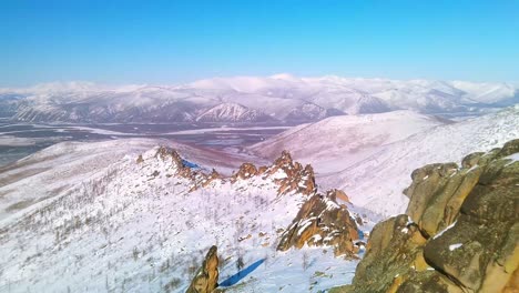 Fliegen-In-Der-Nähe-Eines-Bergkamms-Mit-Einer-4K-Drohne-Im-Winter