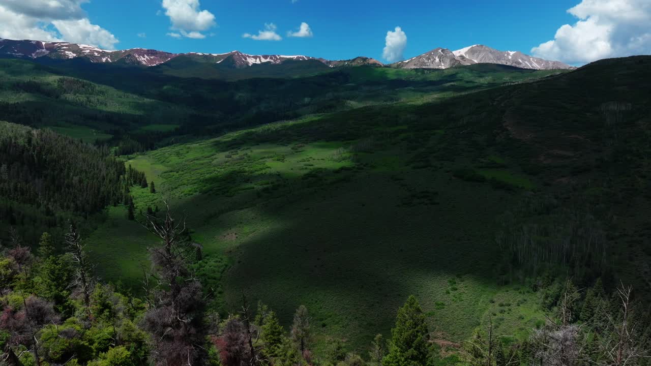 올드 마운트 스노우마스 (old mount snowmass) 아스펜 야생 지역 (aspen wilderness) 항공 드론 뷰 (aerial drone view) 초여름 6월 7월 모트 소프리스 (mt sopris) 바위산 정상 (rocky mountains) 농장 야외 풍경 (open space landscape) 빛 푸른 하늘 (sunny blue sky) 수도 (capital peak)