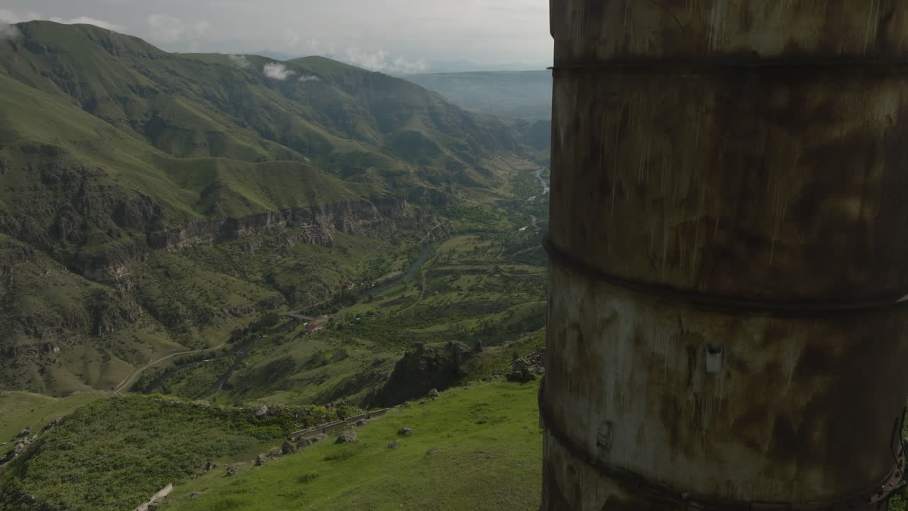 antigua torre de agua oxidada en una montaña con vistas al río mtkvari en georgia