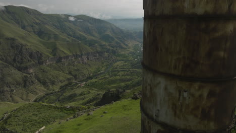 Alter-Rostiger-Wasserturm-Auf-Einem-Berg-Mit-Blick-Auf-Den-Mtkvari-Fluss-In-Georgia