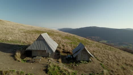 vista aérea de dos refugios de montaña en el parque nacional bieszczady en polonia