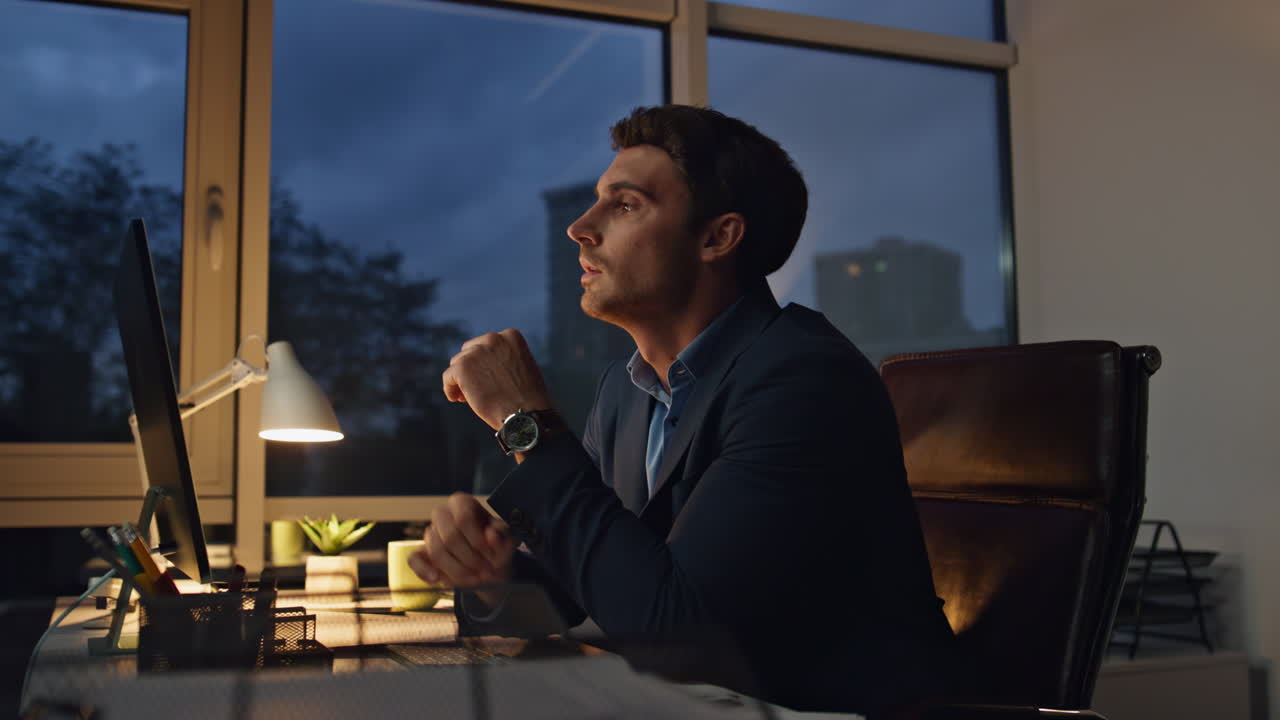 사무실에서 늦게 일하는 관심있는 매니저, 사려 깊은 사업가, 해결책을 찾아보십시오.