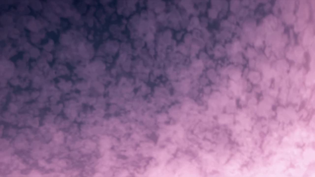 Un video onirico e astratto di un cielo nuvoloso nelle tonalità del rosa tenue e del viola, ripreso dal basso.