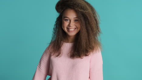 Caucasian-curly-haired-woman-with-thumbs-up-in-front-of-the-camera.