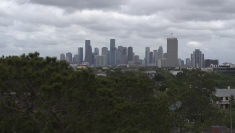 Vista-De-Drones-Del-Centro-De-Houston-Desde-El-Parque-Conmemorativo